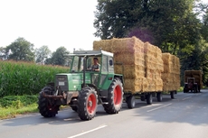 Traktor mit Strohanhänger_1.JPG